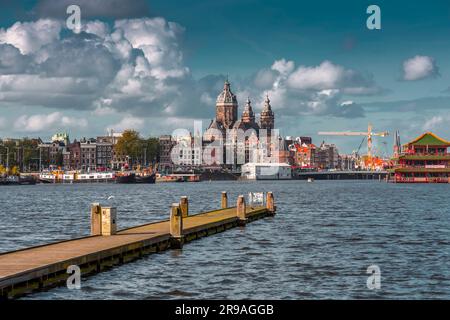 Amsterdam, NL - 11. Okt. 2021: Die Basilika St. Nicholas, Basiliek van de Heilige Nicolaas in Niederländisch, befindet sich im Alten Zentrum von Amst Stockfoto