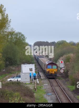 Quainton Railhead (HS2 Aggregatterminal) eine weitere Zugladung von Zuschlagstoffen für HS2, die mit DB-Frachtschienen der Klasse 66 ankommt Stockfoto