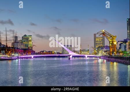 Puerto Madero Puente de la Mujer in Buenos Aires in der Abenddämmerung Stockfoto