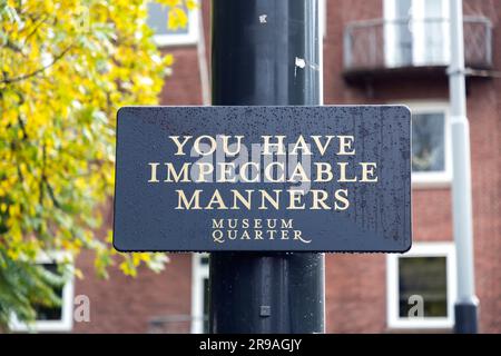 Amsterdam, Niederlande - 12. Oktober 2021: Straßenschild am Museumsviertel von Amsterdam, Niederlande. Stockfoto