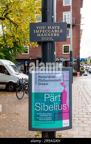 Amsterdam, Niederlande - 12. Oktober 2021: Straßenschild am Museumsviertel von Amsterdam, Niederlande. Stockfoto