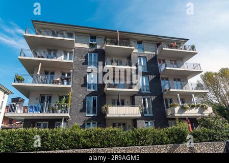 Neues graues Apartmentgebäude in Berlin Stockfoto