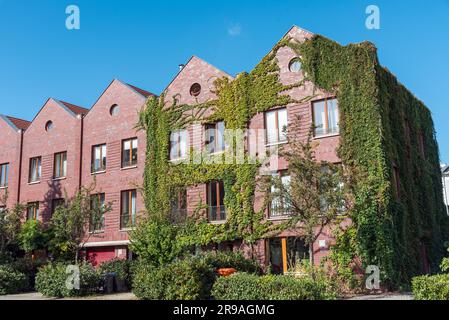 Reihenhäuser aus rotem Ziegelstein aus Berlin, Deutschland Stockfoto