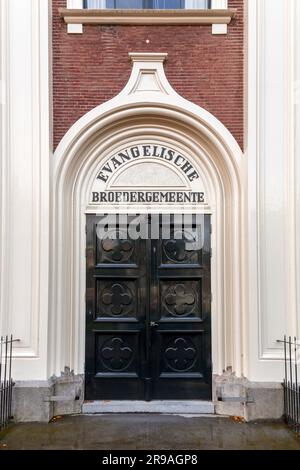 Eingang der mährischen Kirche in Haarlem, Niederlande. Die mährische Kirche heißt auf niederländisch Evangelische Broedergemeente. Stockfoto