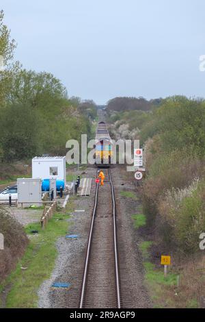 Quainton Railhead (HS2 Aggregatterminal) eine weitere Zugladung von Zuschlagstoffen für HS2, die mit DB-Frachtschienen der Klasse 66 ankommt Stockfoto