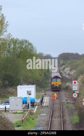 Quainton Railhead (HS2 Aggregatterminal) eine weitere Zugladung von Zuschlagstoffen für HS2, die mit DB-Frachtschienen der Klasse 66 ankommt Stockfoto