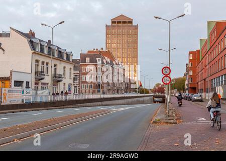 Maastricht, Holland - 16. Oktober 2021: Gebäude entlang der Avenue Ceramique, der Hauptstraße des Keramikviertels der niederländischen Stadt Maastricht. Stockfoto