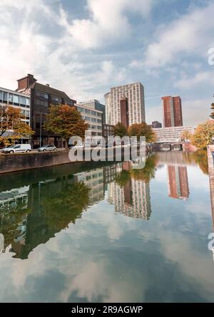 Rotterdam, NL - 10. Oktober 2021: Blick auf den Kanal und allgemeine Architektur aus der Innenstadt von Rotterdam. Rotterdam ist die zweitgrößte Stadt der Niederlande Stockfoto