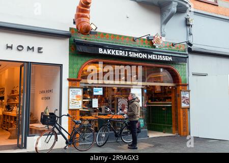 Amsterdam, NL - Okt. 12 2021: Ladenfront der Simon Meijssen Bäckerei in Amsterdam, Niederlande. Stockfoto