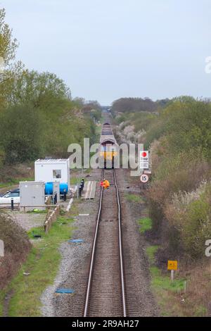 Quainton Railhead (HS2 Aggregatterminal) eine weitere Zugladung von Zuschlagstoffen für HS2, die mit DB-Frachtschienen der Klasse 66 ankommt Stockfoto