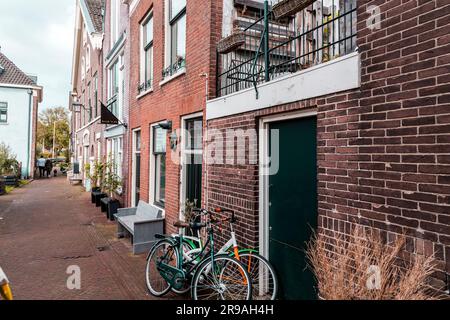 Haarlem, Niederlande - 13. Oktober 2021: Blick auf die Straße und allgemeine Architektur in Haarlem mit typisch holländischen Gebäuden. Stockfoto