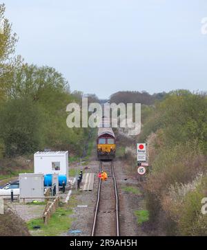 Quainton Railhead (HS2 Aggregatterminal) eine weitere Zugladung von Zuschlagstoffen für HS2, die mit DB-Frachtschienen der Klasse 66 ankommt Stockfoto