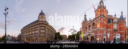 Amsterdam, NL - 12. Okt 2021: Das Stadsschouwburg ist ein Theatergebäude am Leidseplein in Amsterdam, Niederlande. Stockfoto