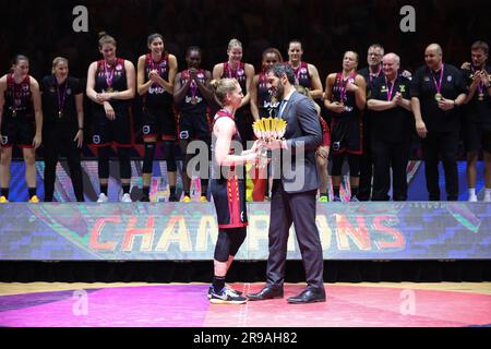Ljubljana, Slowenien. 25. Juni 2023. Die belgische Emma Meesseman erhielt die Trophäe, nachdem sie am Sonntag, den 25. Juni 2023, bei der FIBA Women EuroBasket 2023 Europameisterschaft in Israel und Slowenien das letzte Basketballspiel zwischen der belgischen Nationalmannschaft „die belgischen Katzen“ und Spanien in Ljubljana, Slowenien, gewonnen hatte. Es ist das erste Finale überhaupt für Belgien. BELGA PHOTO VIRGINIE LEFOUR Kredit: Belga News Agency/Alamy Live News Stockfoto