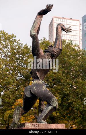 Rotterdam, NL - 10. Okt 2021: Die zerstörte Stadt ist eine Bronzeskulptur zur Erinnerung an den deutschen Bombenanschlag auf Rotterdam am 14. Mai 1940, der zum Abschluß gebracht wurde Stockfoto