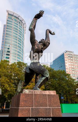 Rotterdam, NL - 10. Okt 2021: Die zerstörte Stadt ist eine Bronzeskulptur zur Erinnerung an den deutschen Bombenanschlag auf Rotterdam am 14. Mai 1940, der zum Abschluß gebracht wurde Stockfoto