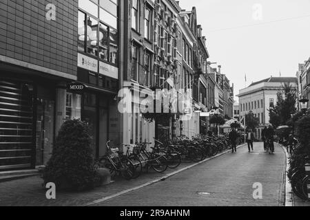 Utrecht, NL - 9. Okt 2021: Blick auf die Straße und traditionelle holländische Gebäude im historischen Zentrum von Utrecht - Hauptstadt und bevölkerungsreichste Stadt der Stockfoto