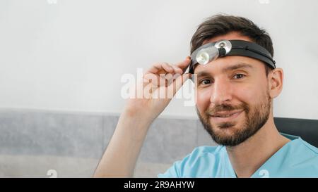 Der HNO-Arzt am modernen Medizinischen Zentrum. Porträt eines Audiologen zur Beurteilung von Hörstörungen. Ohrmodell auf dem Tisch. Kopieren Sie Sapce Stockfoto
