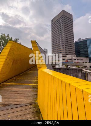 Rotterdam, Niederlande - 10. Oktober 2021: Der Luchsingel ist eine gelb gestrichene Holzfußbrücke in Rotterdam. Stockfoto