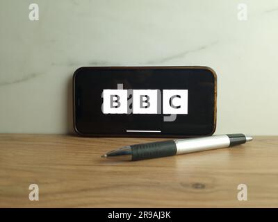 Konskie, Polen - 24. Juni 2023: BBC-Logo des öffentlich-rechtlichen Senders in Großbritannien wird auf dem Bildschirm des Mobiltelefons angezeigt Stockfoto