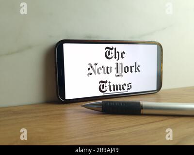 Konskie, Polen - 24. Juni 2023: Das Logo der Tageszeitung New York Times wird auf dem Bildschirm des Mobiltelefons angezeigt Stockfoto