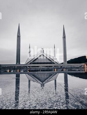 Der Bau der Moschee begann 1976, nachdem der saudische König Faisal, dessen Name die Moschee trägt, einen Zuschuss in Höhe von 28 Millionen Dollar erhalten hatte. Stockfoto