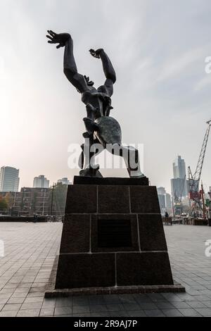 Rotterdam, NL - 10. Okt 2021: Die zerstörte Stadt ist eine Bronzeskulptur zur Erinnerung an den deutschen Bombenanschlag auf Rotterdam am 14. Mai 1940, der zum Abschluß gebracht wurde Stockfoto