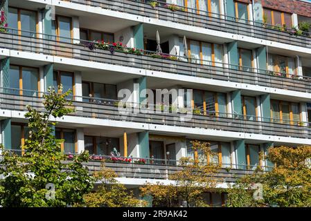 Fassade eines modernen Wohnhauses in Berlin mit vielen Balkonen Stockfoto