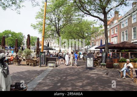 Spätgotisches Rathaus von Middelburg, auf dem Marktplatz mit Touristen und Terrassen. Häuser. Sommer. Niederlande Stockfoto