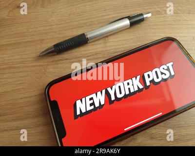 Konskie, Polen - 24. Juni 2023: Zeitungslogo der New York Post wird auf dem Bildschirm des Mobiltelefons angezeigt Stockfoto