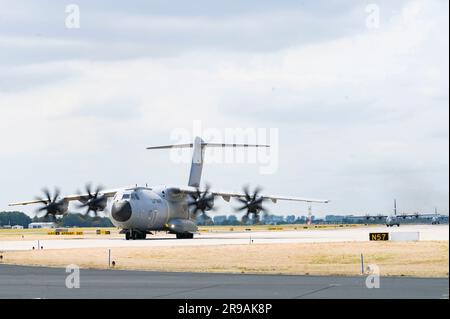 Ein Flugzeug der deutschen Luftwaffe Airbus A400M Atlas, das vom Air Transport Flügel 62 betrieben wird, fährt nach einer gemeinsamen Flugmission mit den USA mit dem Taxi Air Force C-130 Hercules Aircraft auf der Wunstorf Air Base, Deutschland, während der Übung Air Defender 2023 (AD23) 20. Juni 2023. Übung AD23 vereint die US-amerikanische und die alliierte Luftmacht, um gemeinsame Werte zu verteidigen, während gleichzeitig wichtige Partnerschaften genutzt und gestärkt werden, um Aggressionen auf der ganzen Welt abzuwehren. (USA Air National Guard Foto von Master Sgt. Caila Arahood) Stockfoto