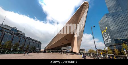 Rotterdam, Niederlande - 10. Oktober 2021: Außenansicht des Rotterdamer Hauptbahnhofs, dem Hauptbahnhof der Stadt Rotterdam in South Hol Stockfoto