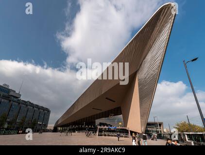 Rotterdam, Niederlande - 10. Oktober 2021: Außenansicht des Rotterdamer Hauptbahnhofs, dem Hauptbahnhof der Stadt Rotterdam in South Hol Stockfoto