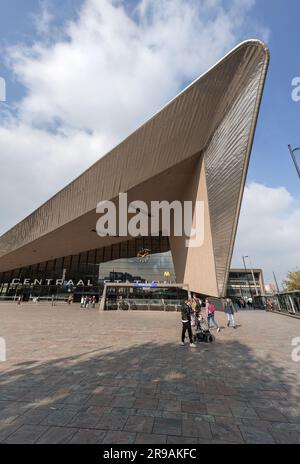 Rotterdam, Niederlande - 10. Oktober 2021: Außenansicht des Rotterdamer Hauptbahnhofs, dem Hauptbahnhof der Stadt Rotterdam in South Hol Stockfoto