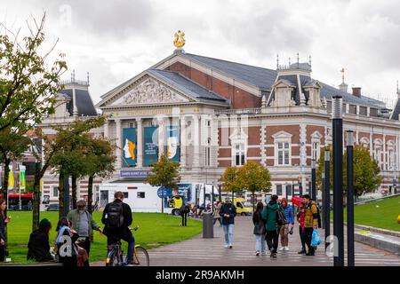 Amsterdam, NL - 12. Okt 2021: Das Royal Concertgebouw ist eine Konzerthalle in Amsterdam, Niederlande. Der niederländische Begriff concertgebouw übersetzt in Englis Stockfoto
