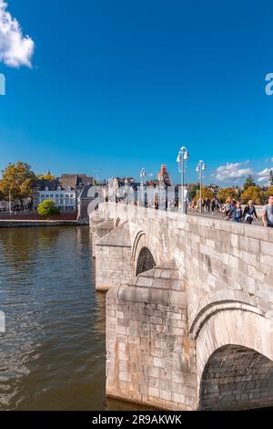 Maastricht, Holland - 16. Oktober 2021: St. Servaasbrug oder St. Die Servatius-Brücke ist eine Fußbrücke mit Steinbögen über den Mause River in Maastrich Stockfoto