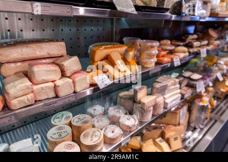 Utrecht, Niederlande - 9. Oktober 2021: Verschiedene traditionelle holländische Käsesorten werden in einem Käseladen in Utrecht, Niederlande, verkauft. Stockfoto