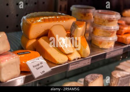Utrecht, Niederlande - 9. Oktober 2021: Verschiedene traditionelle holländische Käsesorten werden in einem Käseladen in Utrecht, Niederlande, verkauft. Stockfoto