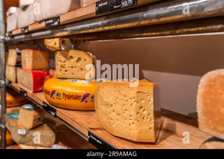 Utrecht, Niederlande - 9. Oktober 2021: Verschiedene traditionelle holländische Käsesorten werden in einem Käseladen in Utrecht, Niederlande, verkauft. Stockfoto