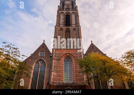 Außenansicht der Grote von Sint-Laurenskerk, eine protestantische Kirche und das einzige Überbleibsel der mittelalterlichen Stadt Rotterdam. Stockfoto