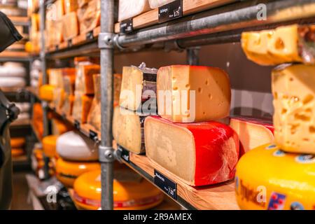 Utrecht, Niederlande - 9. Oktober 2021: Verschiedene traditionelle holländische Käsesorten werden in einem Käseladen in Utrecht, Niederlande, verkauft. Stockfoto