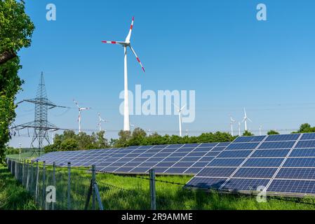 Solaranlage, Windturbinen und Strommasten in Deutschland Stockfoto