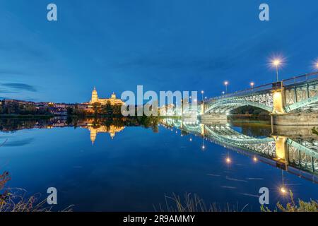 Kathedrale von Salamanca und Puente de Enrique Estevan in Spanien bei Nacht Stockfoto