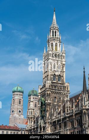 Die Türme des Neuen Rathauses und die Frauenkirche am Marienplatz in München Stockfoto