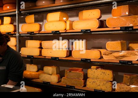 Utrecht, Niederlande - 9. Oktober 2021: Verschiedene traditionelle holländische Käsesorten werden in einem Käseladen in Utrecht, Niederlande, verkauft. Stockfoto
