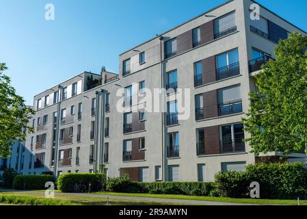 Neues graues Apartmentgebäude in München Stockfoto