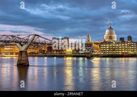 St Paul's Cathedral und die Millennium Bridge in London nach Sonnenuntergang Stockfoto