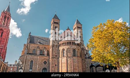 St. Servatius Basilika und St. John Church am Vrijthof Square, Maastricht, Niederlande. Die Anlage wurde um das 7. Jahrhundert errichtet. Stockfoto