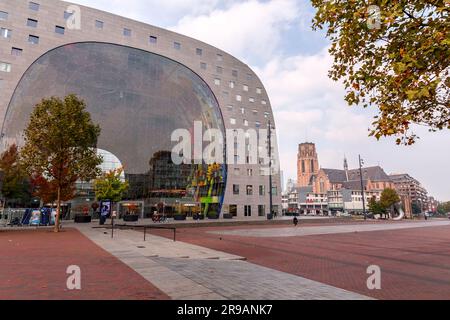 Rotterdam, Niederlande - OCT10, 2021: Das Markthal ist ein Wohn- und Bürogebäude mit einer Markthalle darunter. Eröffnet am 1. Oktober 2014 von Q Stockfoto