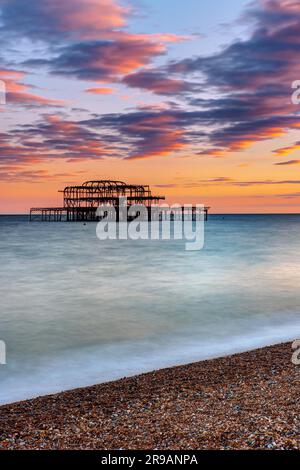 Die Ruinen des alten West Pier in Brighton, England, bei Sonnenuntergang Stockfoto